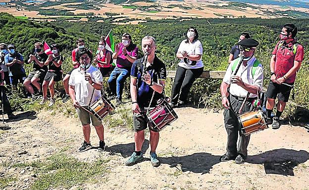 Iñigo Urkullu se animó a interpretar al txistu la popular 'Ikusi Mendizaleak', en la cima del monte alavés Zaldiaran. 