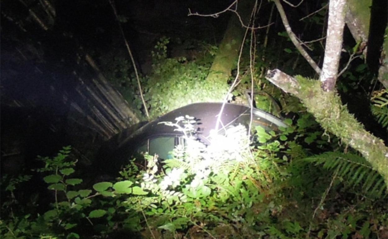 El vehículo cayó a un barranco. 
