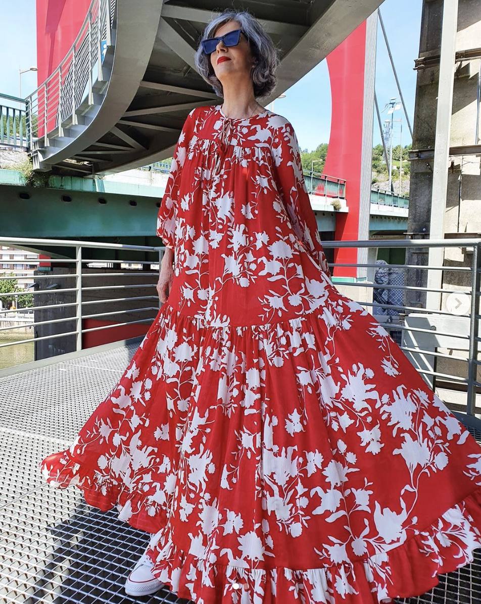 También se atrevió a lucir este vestido largo con estampado floral en tonos blancos y rojos. Completaba el look con sus deportivas Converse blancas.