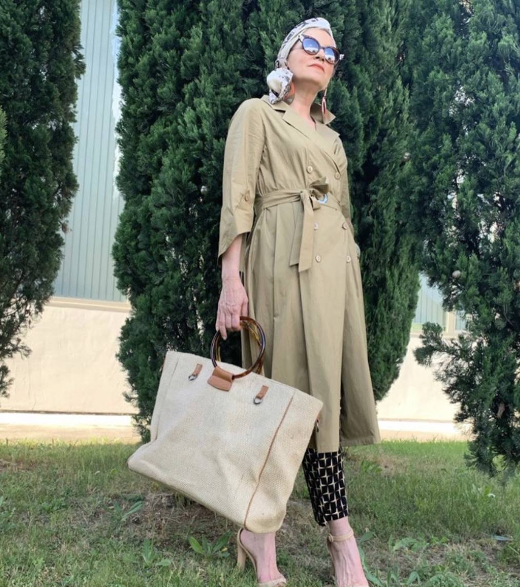Esta directora de arte en desfiles de moda también compartió con sus más 11.540 seguidores este look compuesto por una gabardina, unos pantalones estampados, un gran bolso de tela, sandalias de tacón y un turbante que remataba un conjunto sencillo pero especial.