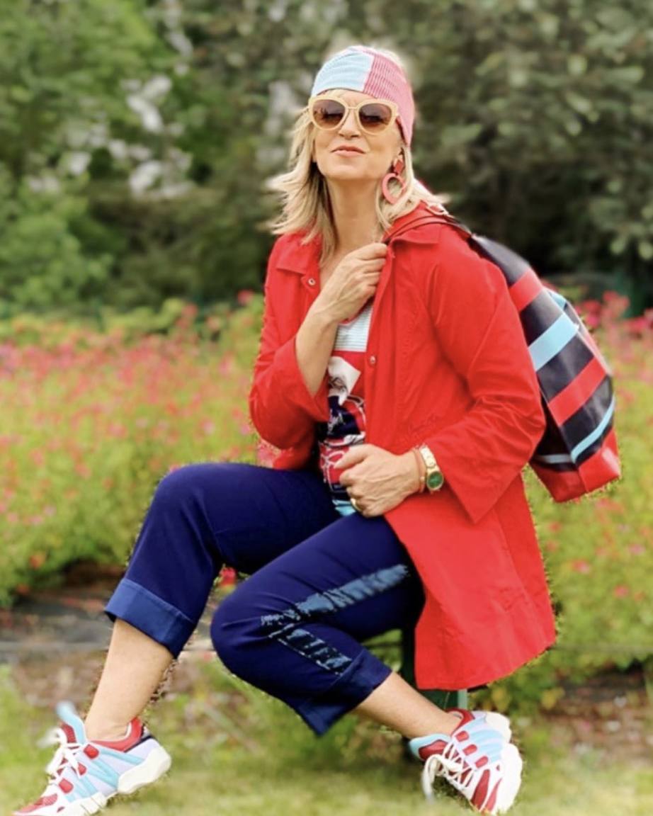 Y aunque suele optar por unos zapatos de tacón, Miren sabe calzarse unas deportivas con mucho estilo. Así lo demuestra con este look, compuesto por unos pantalones azul marino y una americana roja. Además, lleva pendientes largos e introduce el factor sorpresa del pañuelo en la cabeza, capaz de transformar completamente la esencia de cualquier estilismo.