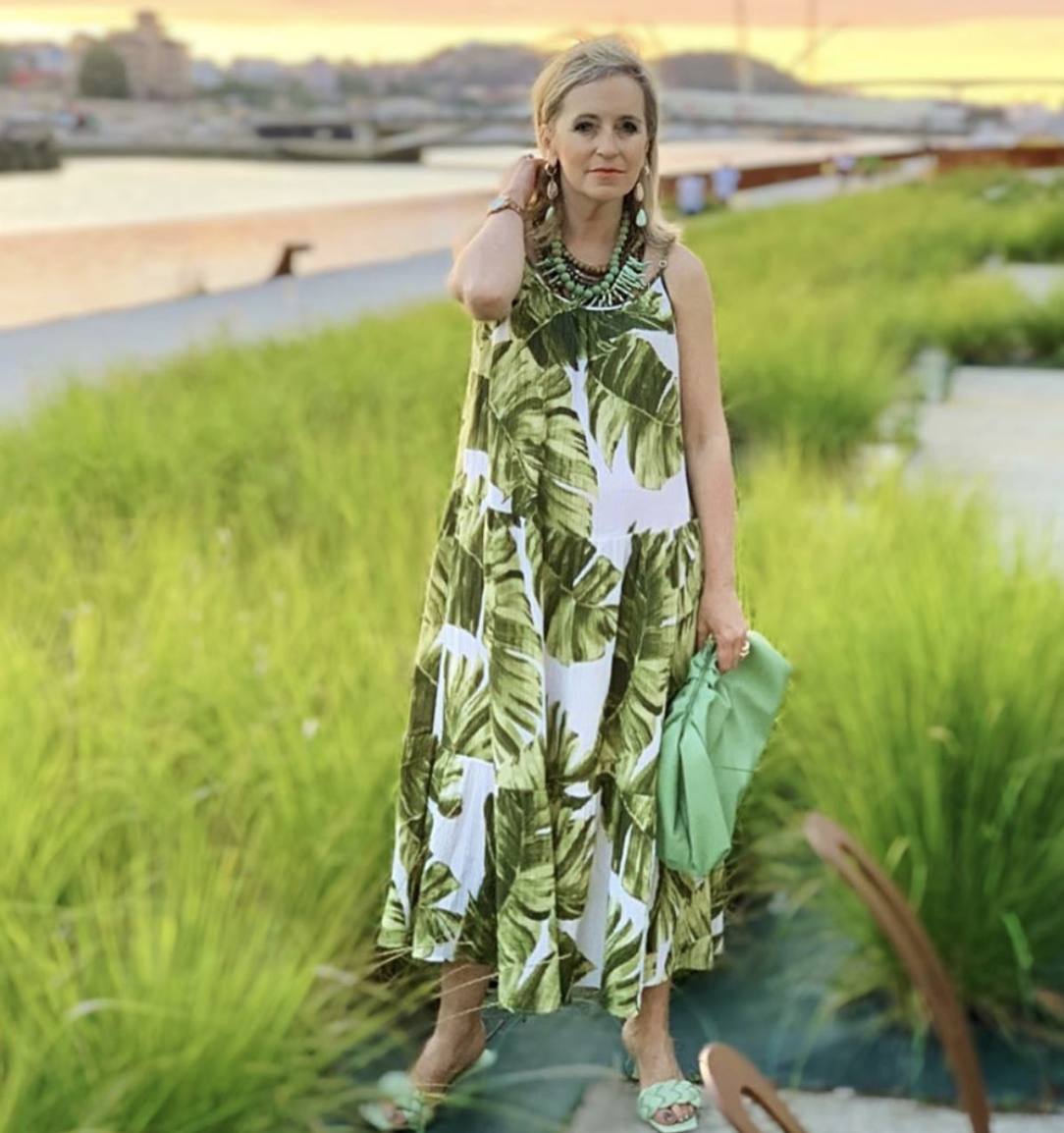 Y cuando opta por el color verde, lo lleva hasta en los complementos. Su vestido largo con estampado tropical combina a la perfección con sus sandalias de tacón y un bolso de mano.