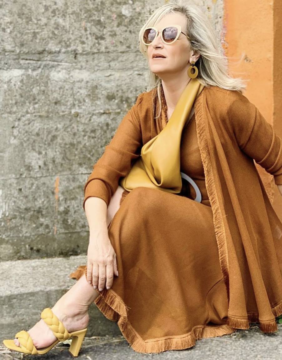 Miren demuestra en esta imagen que se pueden combinar diferentes tonos marrones en un mismo look. El vestido y la chaqueta van a juego, mientras que los complementos adquieren un color más claro. 