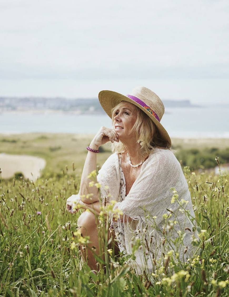 Leonor Olabarría se ha convertido en un referente de estilo para las mujeres maduras y también para un público joven con el que convive con soltura a través de las redes sociales. «Hoy he hablado con dos chicas de 19 años que les encanta todo lo que llevo. Son este tipo de mujeres las que luego animan a sus madres a seguir mi ejemplo», asegura. Su perfil de Instagram supera los 26.470 seguidores donde comparte unos looks elegantes sin caer en lo clásico y juveniles adecuados a su edad. En la imagen, esta bilbaína posa en un campo repleto de flores con un 'total look' blanco.