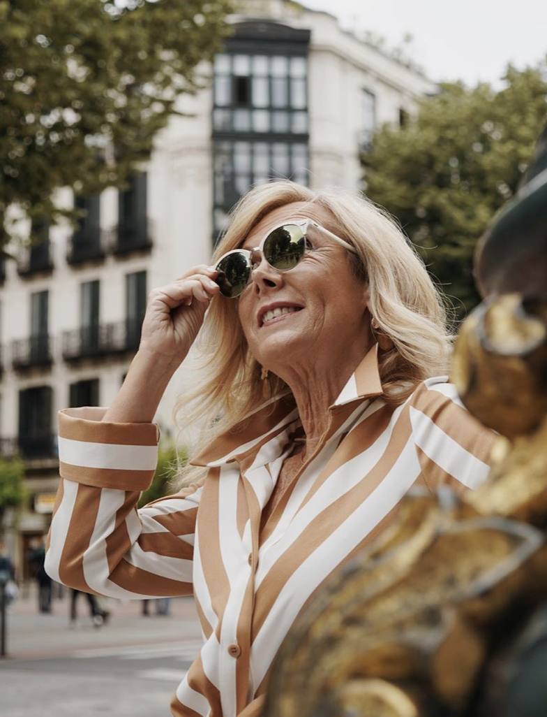 Las rayas en tonos camel sobre un vestido camisero son una apuesta segura. Y más si lo combinas con unas cuñas de esparto con algún detalle especial, tal y como ha hecho Leonor en esta ocasión.