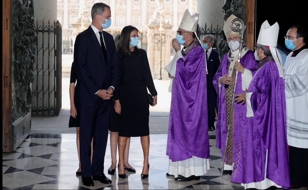 El cardenal de Madrid recibe a los Reyes en el funeral por los fallecidos en la pandemia. 