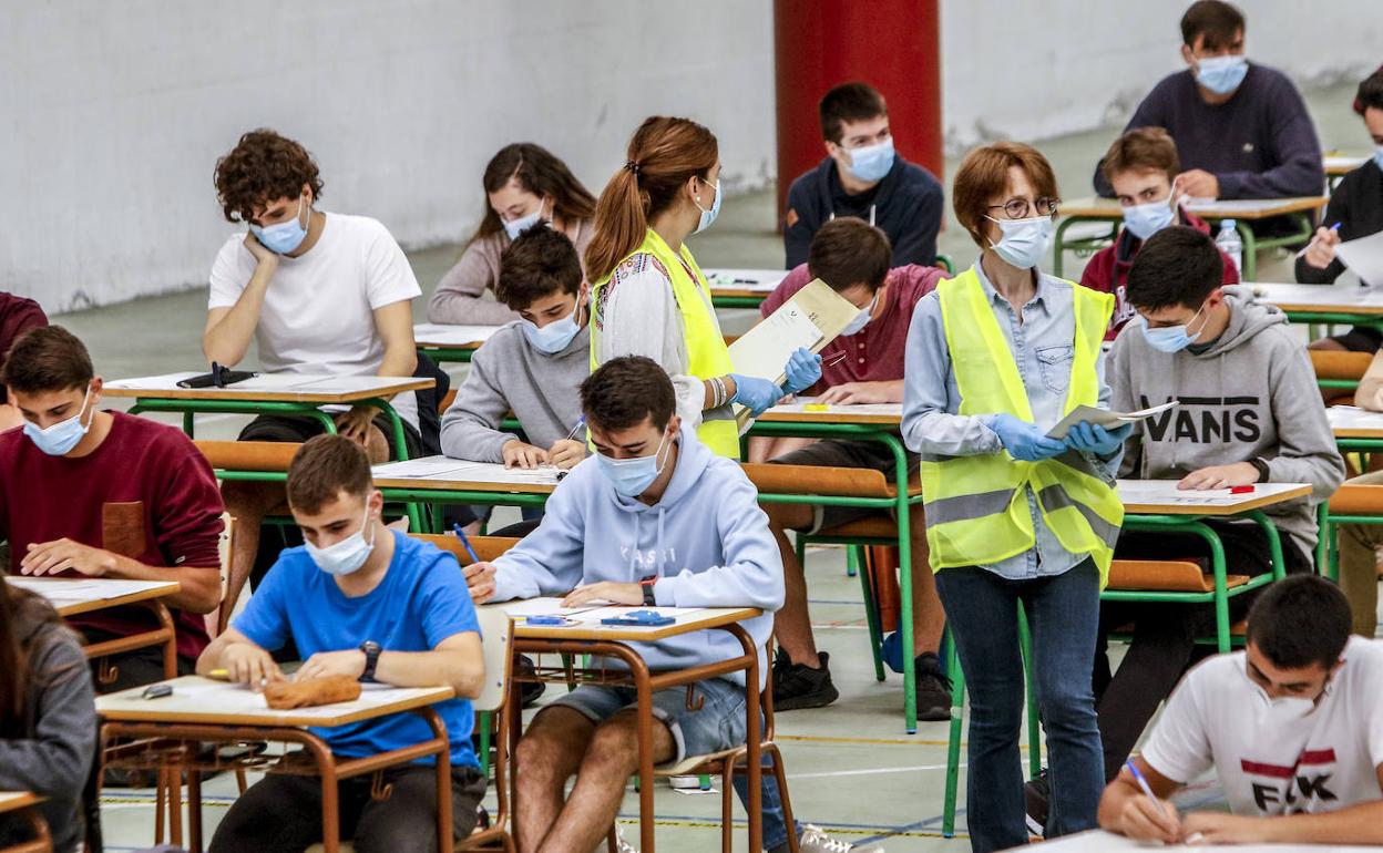 Más de 150 alumnos se examinan en el polideportivo del IES Ekialdea. 