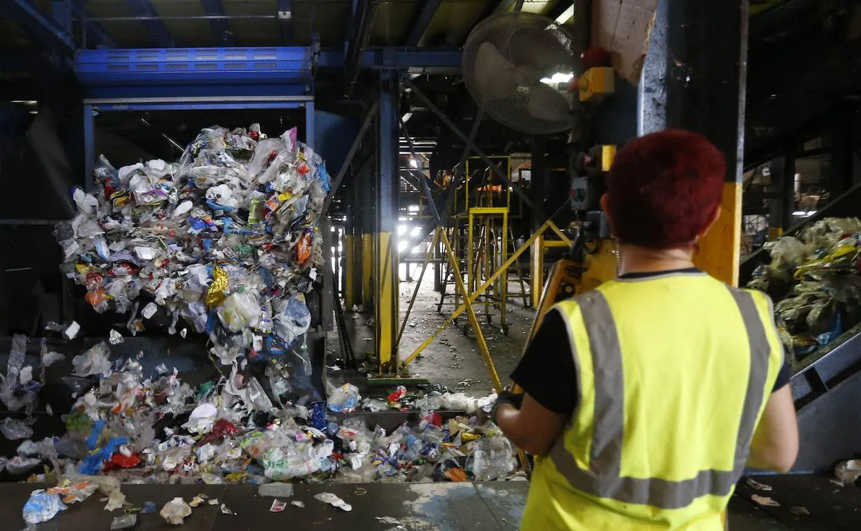 La Diputación de Bizkaia construirá tres plantas de compostaje de residuos