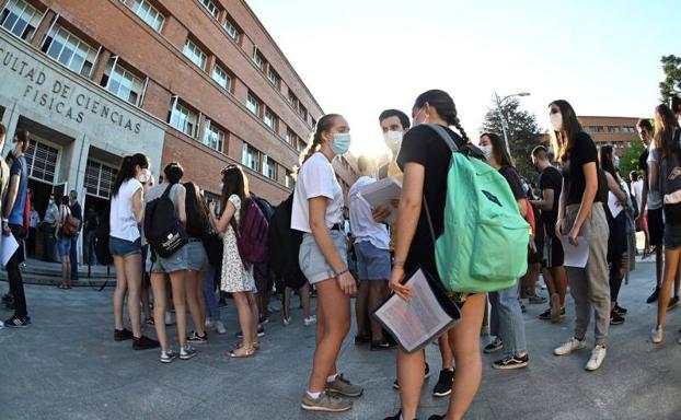 Varios estudiantes antes de realizar el examen de acceso a la Universidad en Madrid este lunes.