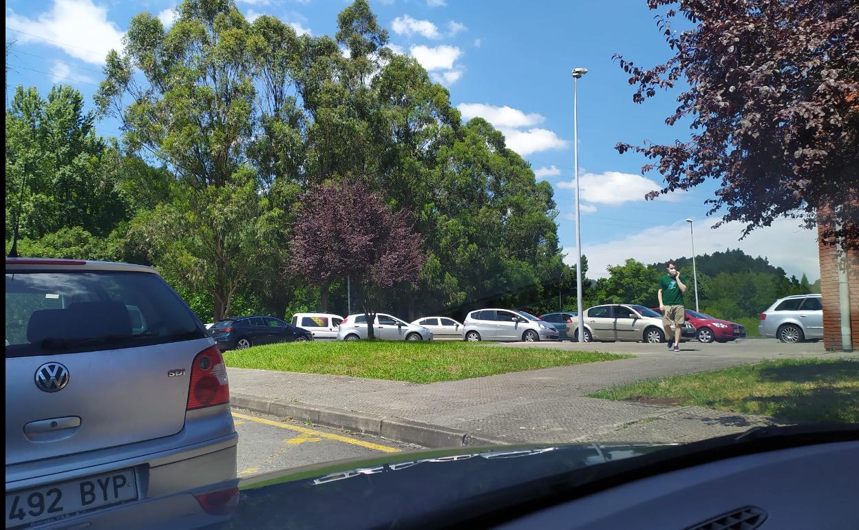 La estación de Arrigorriaga ha soportado largas colas de coches este martes.