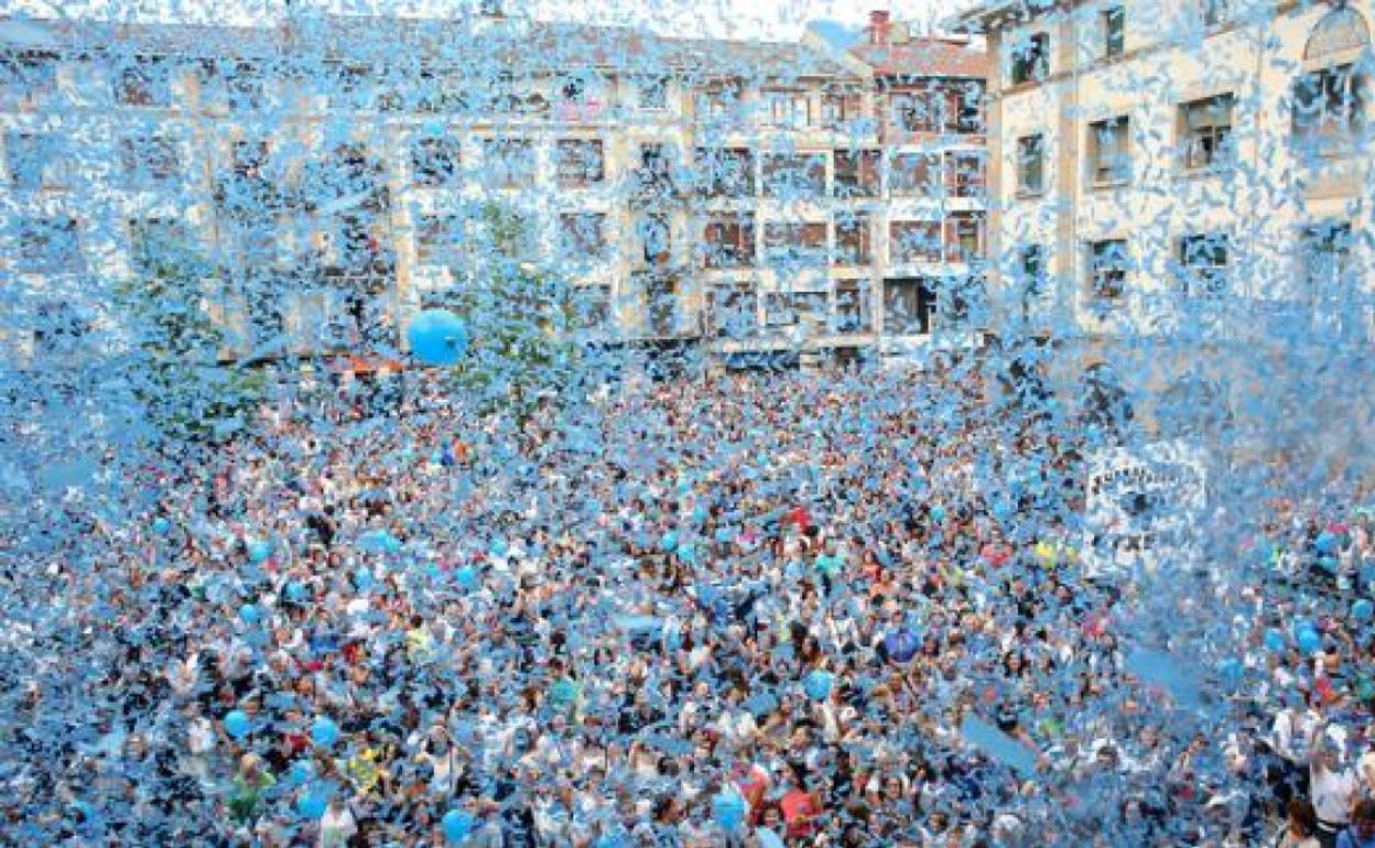 Zornotzarras disfrutan del ambiente festivo en el chupinazo de los Cármenes 