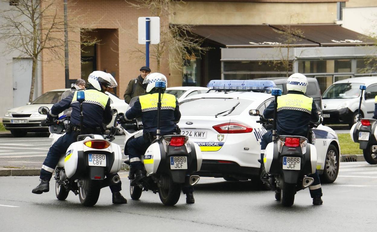 Una policía de paisano descubre en Vitoria a un hombre vendiendo droga en plena calle