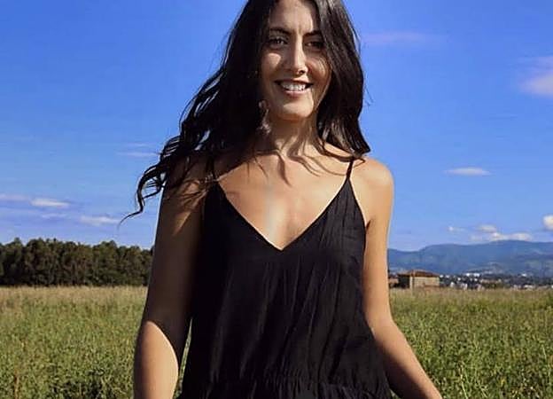 Nahikari con un vestido negro de H&M.