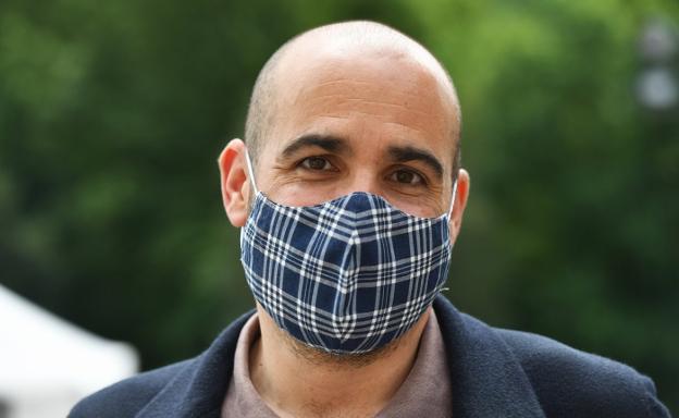 El alcalde de Ordizia, Adur Ezenarro, en las carpas donde se realizaban las pruebas.