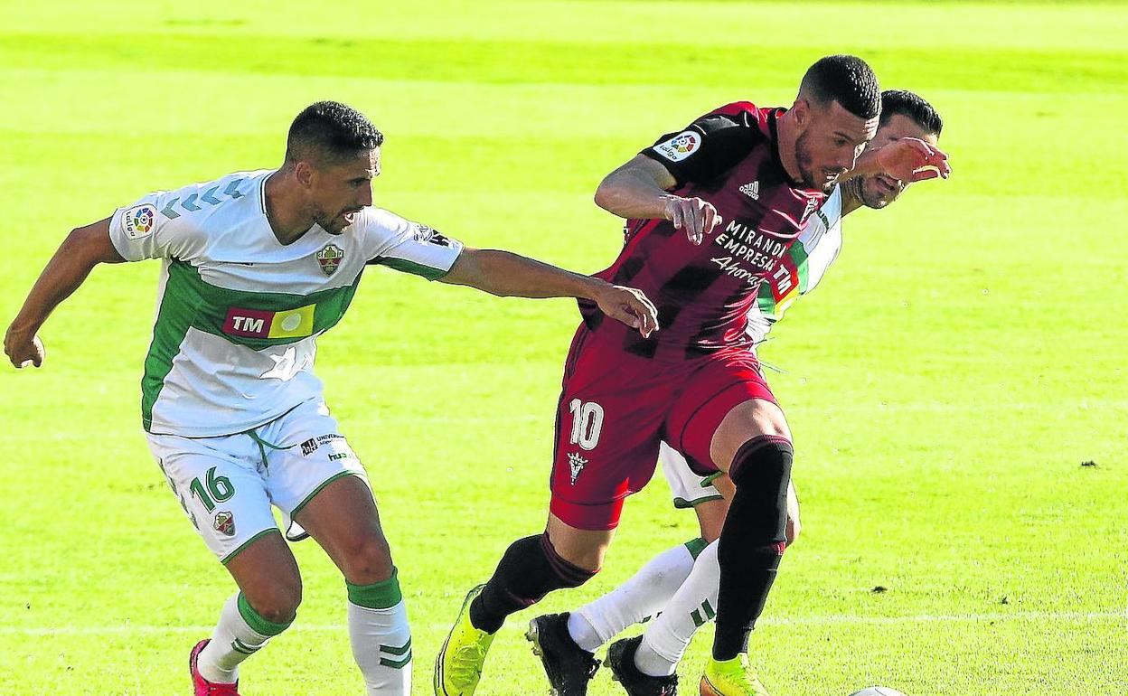 Álvaro Rey estuvo muy vigilado y recibió varias tarascadas antes de tener que dejar el campo por un golpe recibido.