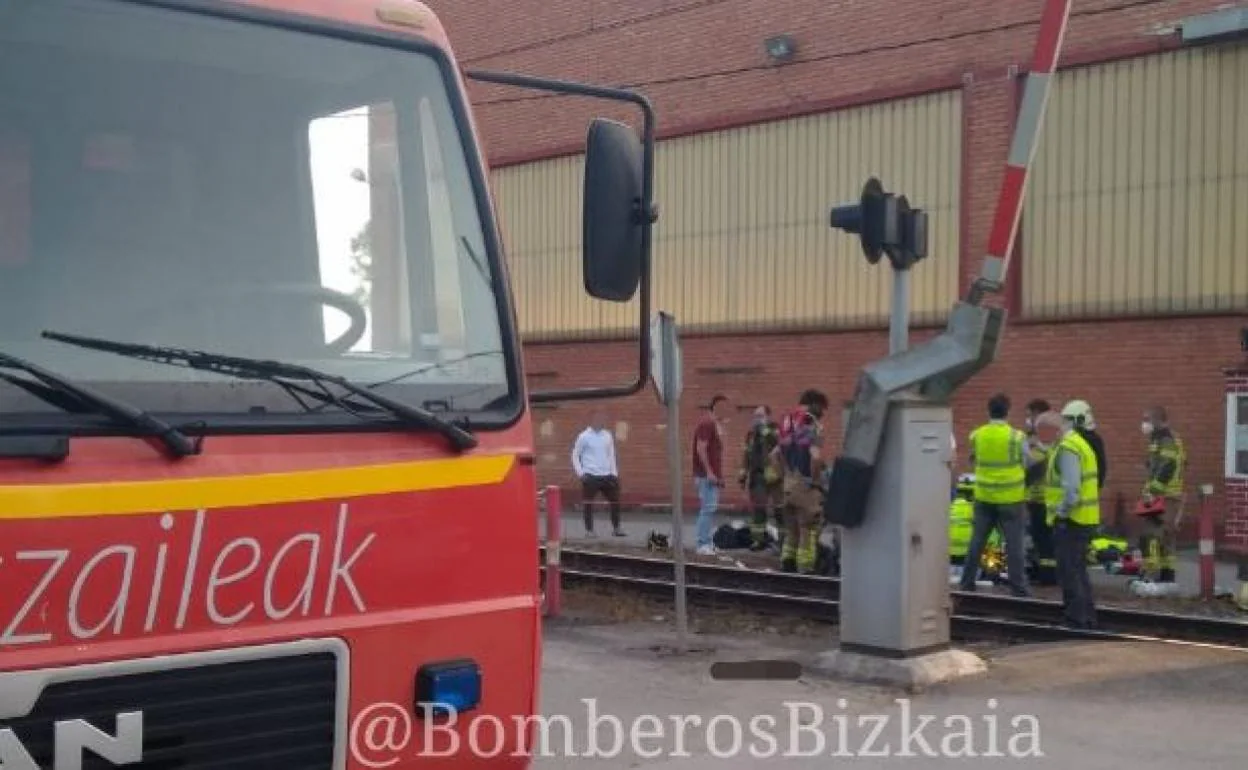Herido un hombre de 68 años al ser arrollado por un tren en un paso a nivel junto a la estación de San Kristobal en Busturia