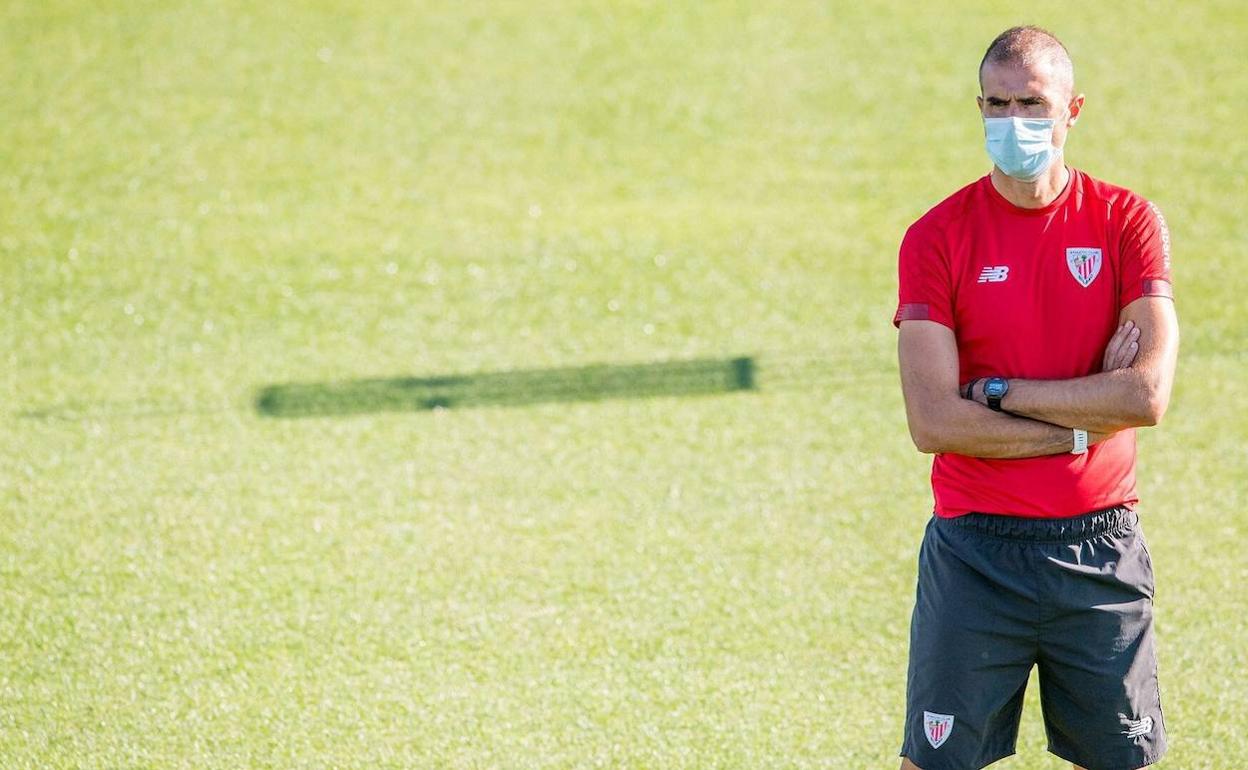 Gaizka Garitano sigue uno de los ejercicios de su equipo en Lezama. 