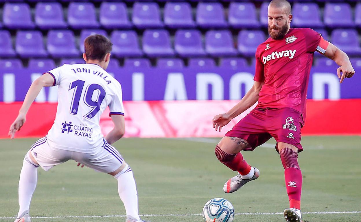Laguardia intenta un pase en el choque ante el Valladolid