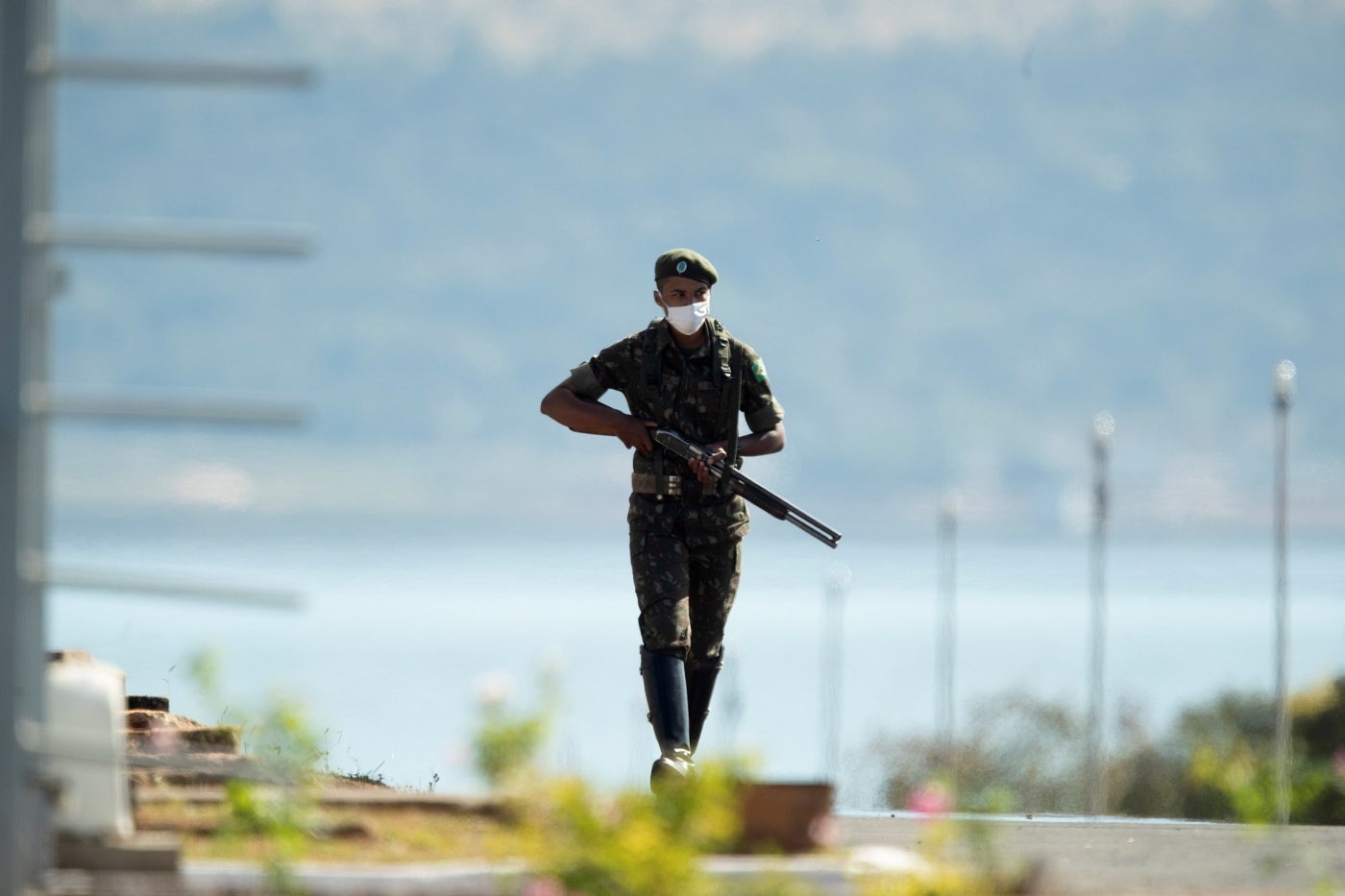 Un soldado del ejército brasileño vigila una de las entradas al Palacio do Alvorada, residencia del presidente de Brasil, Jair Bolsonaro, en Brasilia (Brasil).