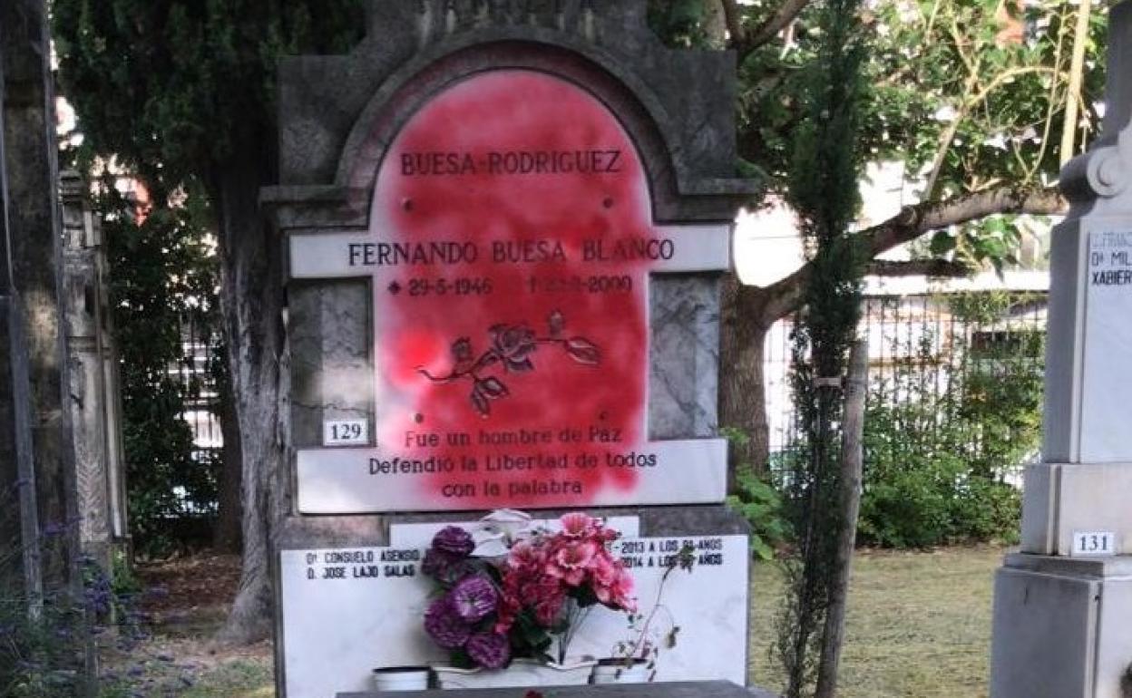 Radicales atacan la tumba de Fernando Buesa