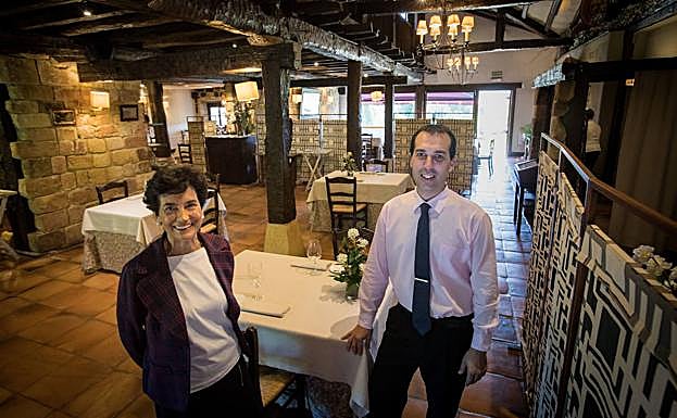 En el centenario caserío de Boroa, Asun Ibarrondo y su hijo Jon Unda, inciden en la importancia de transmitir emociones y seguridad a los clientes que acuden a comer y a celebrar. «Las emociones se pueden trasmitir con una mirada», dice.