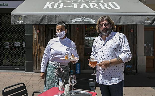 Carlos Antolín destaca la «naturalidad» a la hora de cumplir con los protocolos de limpieza y seguridad como uno de los mayores activos para generar confianza en los clientes. Cinthya Villao sabe que la paciencia, las señas y el poder de unos ojos expresivos, lo pueden todo. 
