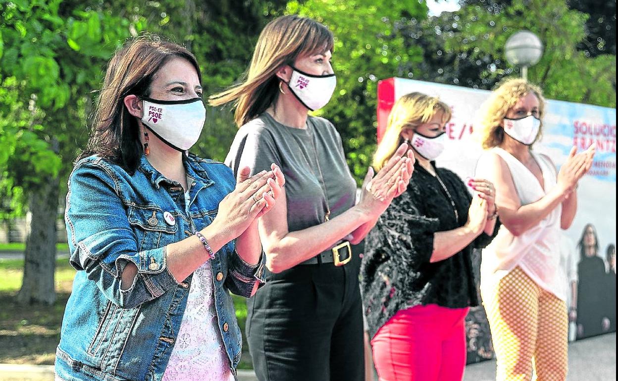Mendia, flanqueada ayer en Vitoria por Adriana Lastra, la cabeza de lista por Álava, Gloria Sánchez; y la dirigtente alavesa Cristina González.