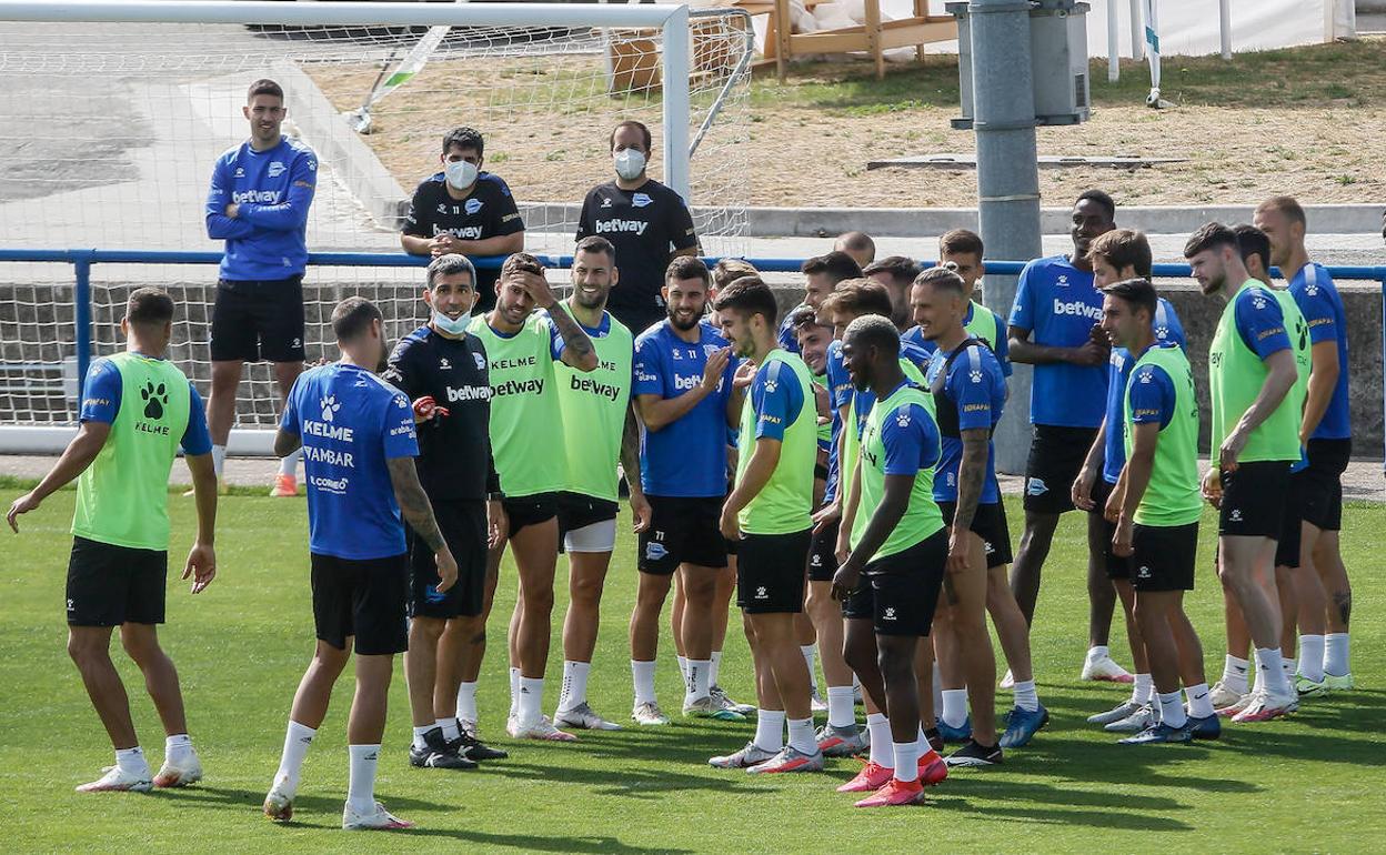 Muñiz dialoga con sus jugadores en el último entrenamiento. 