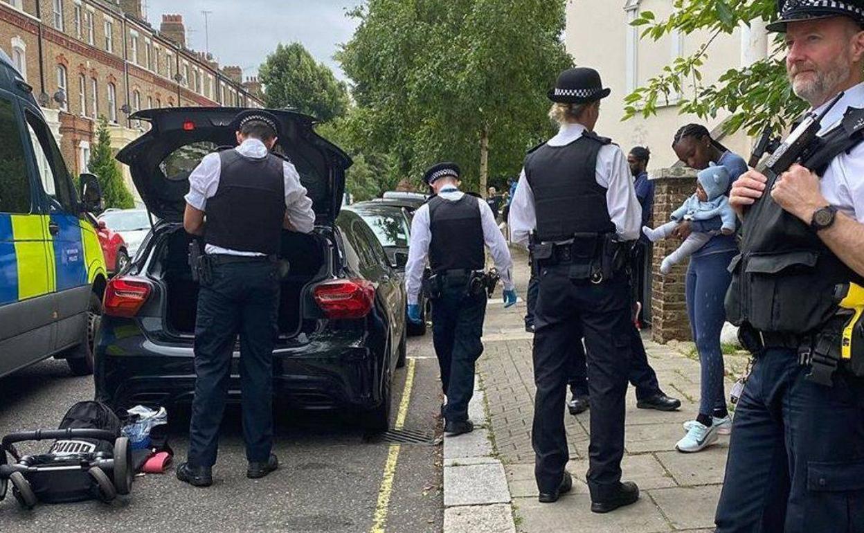 El registro se prolongó durante 45 minutos y Williams vio como detenían a su compañero. 