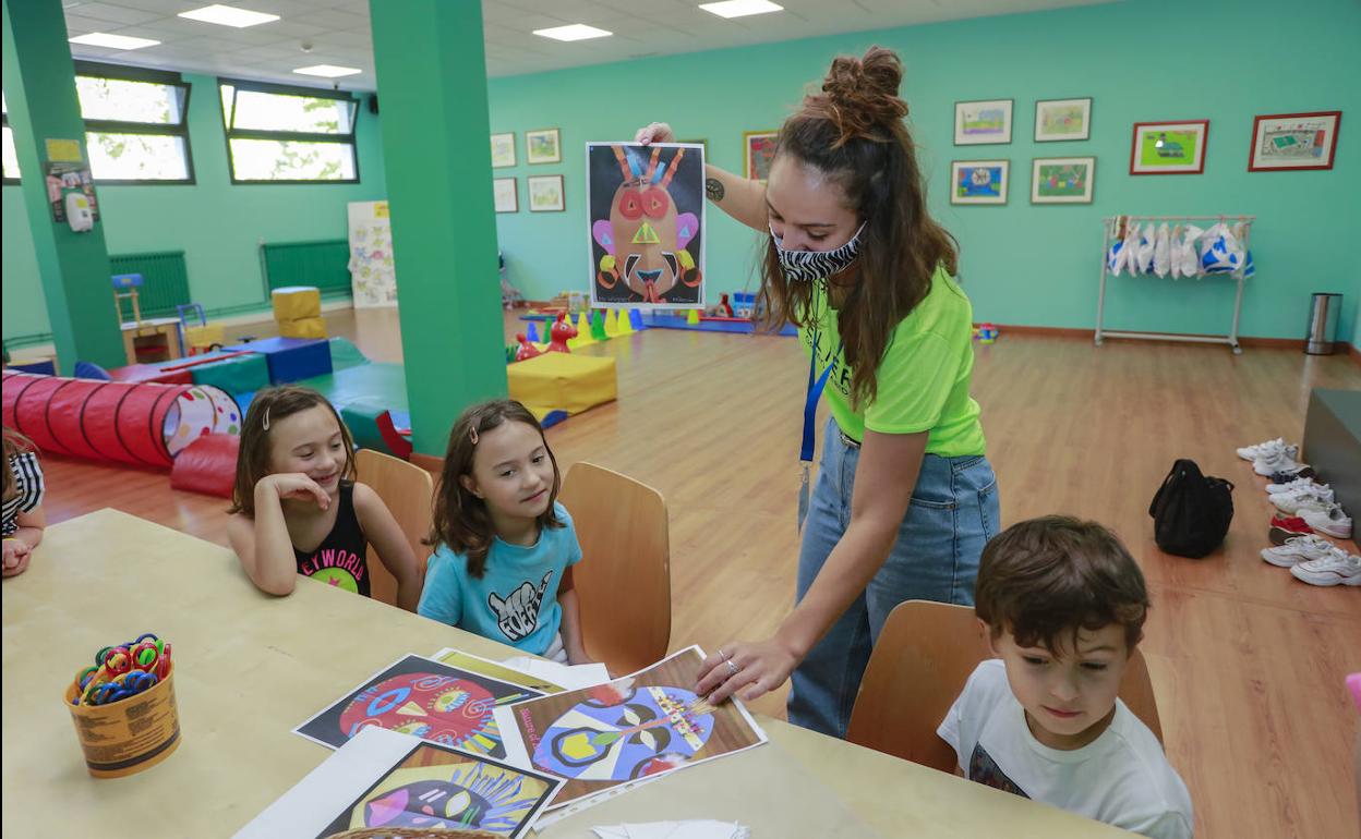 La ludoteca de verano de El Estadio funciona con grupos estancos de niños cada semana. 