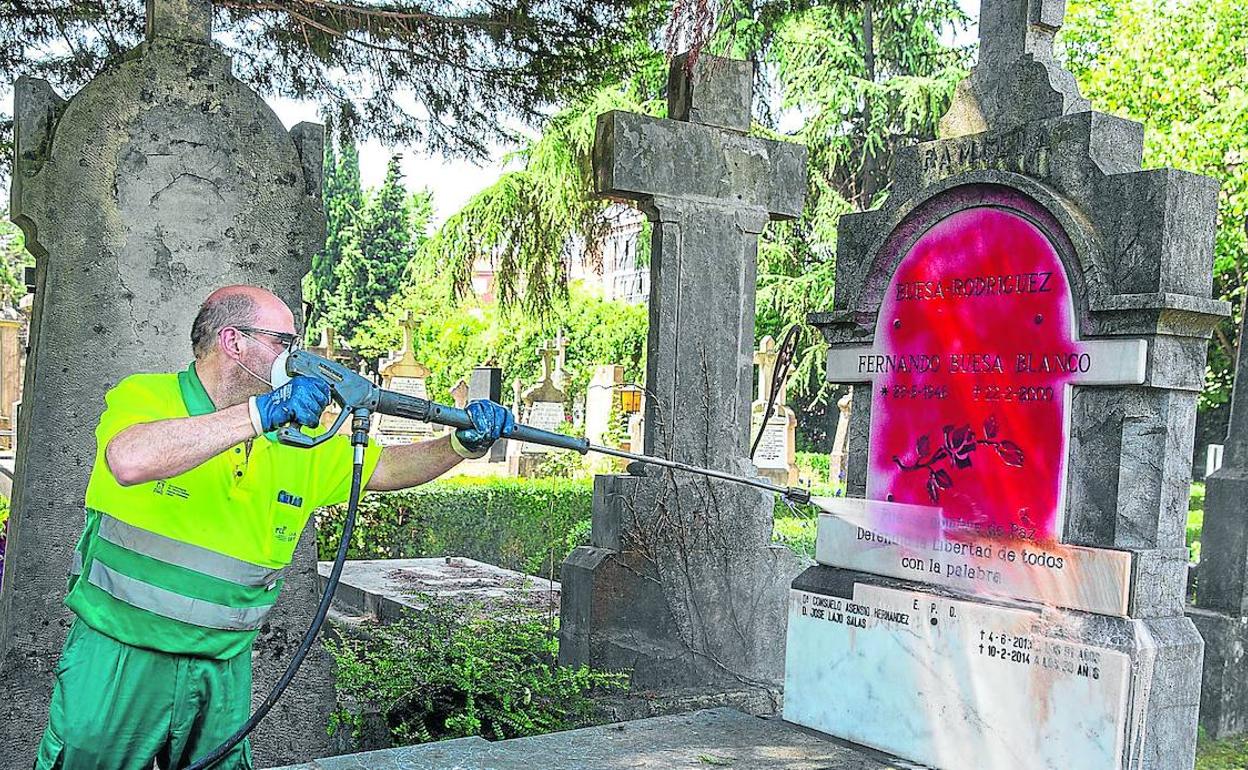 El epitafio en la lápida de Buesa asoma bajo el chorro de agua, tras el sabotaje perpetrado la madrugada de ayer en el cementerio de Santa Isabel, en Vitoria. 