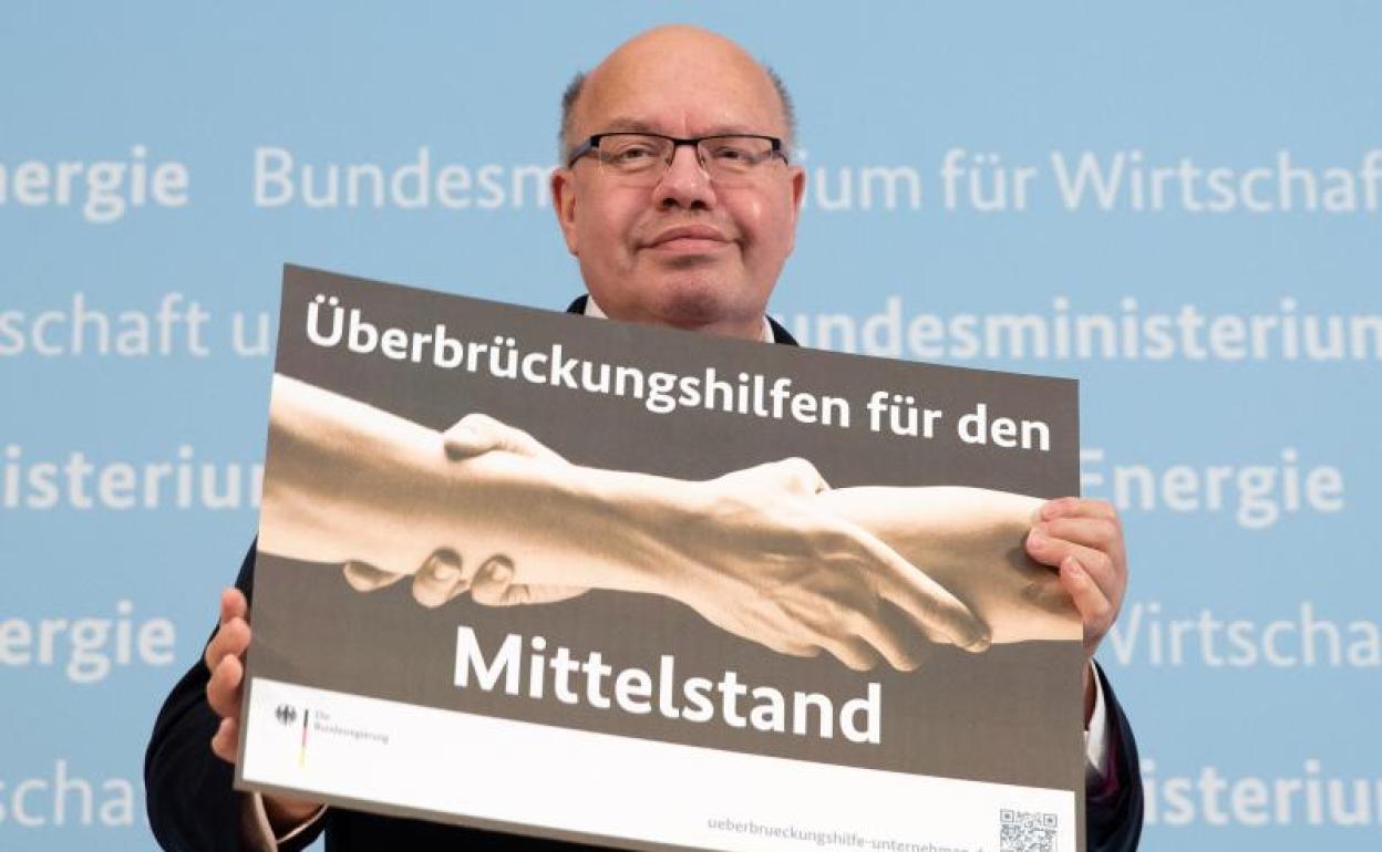 El ministro alemán de Economía, Peter Altmaier, muestra una campaña de ayuda económica por la Covid.