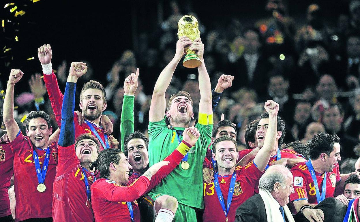 Casillas eleva al cielo de Johannesburgo el trofeo de campeones. 