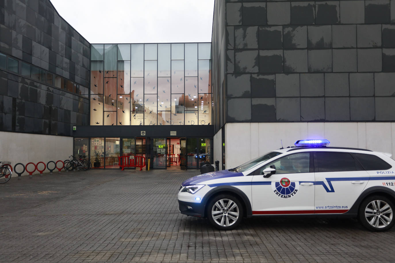 La Ertzaintza vigila los accesos al centro cívico Ibaiondo.