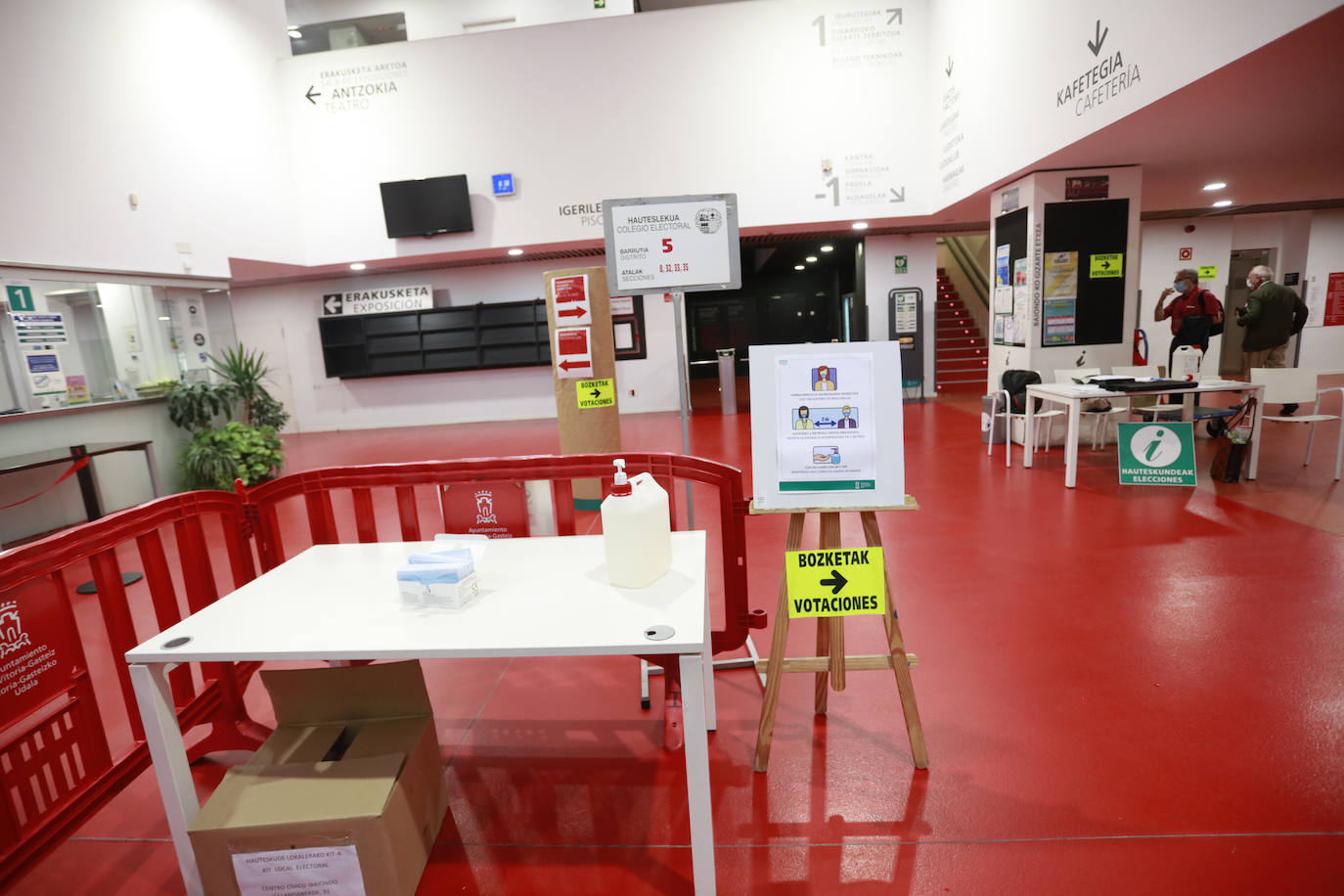 Hidrogel e indicaciones a la entrada del centro cívico Ibaiondo, hoy colegio electoral.