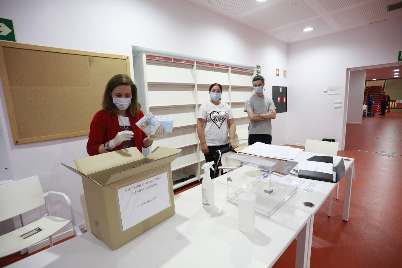 En las mesas electorales se han repartido kits de protección momentos antes de su constitución, como en esta en el centro cívico Ibaiondo.
