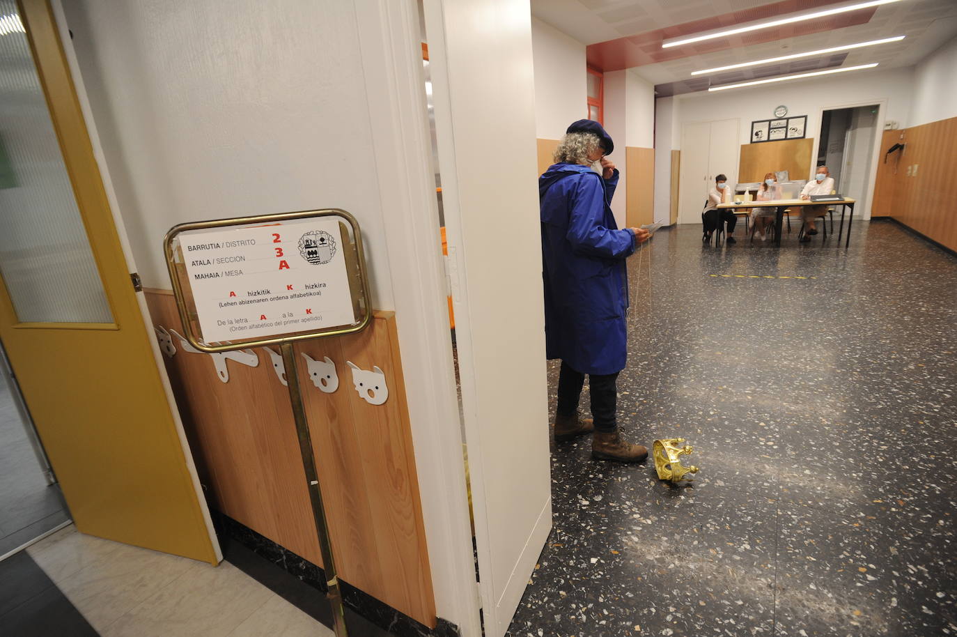 Un ciudadano ha acudido a votar con una corona metafórica, según ha explicado.