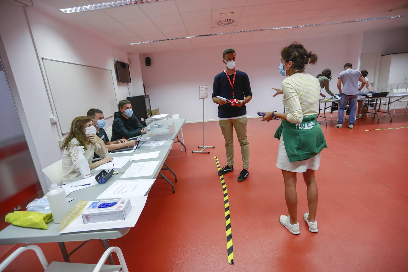 Se han colocado marcas en el suelo para que los ciudadanos respeten las distancias.