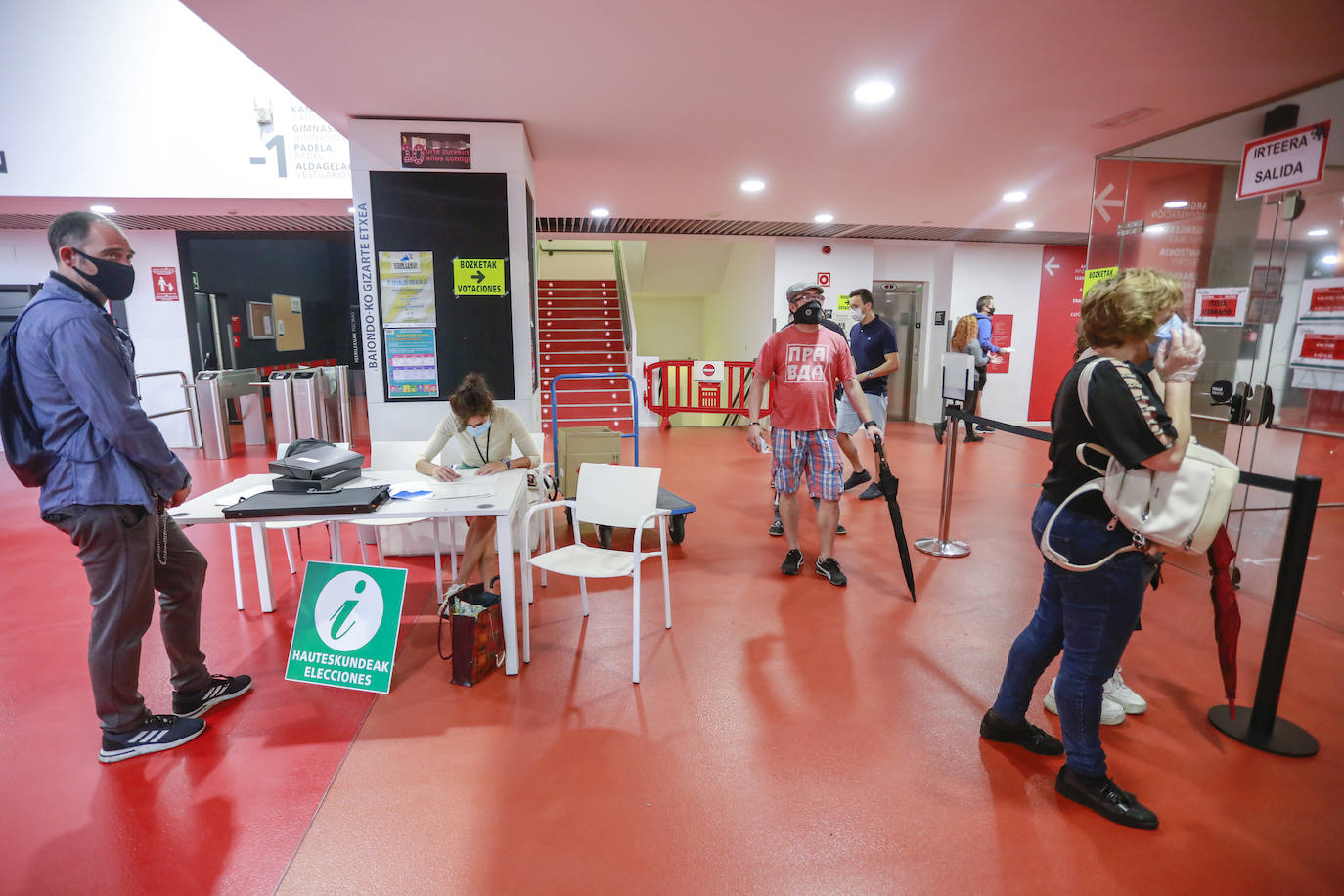 Punto de información en la entrada del centro cívico Ibaiondo, hoy colegio electoral.