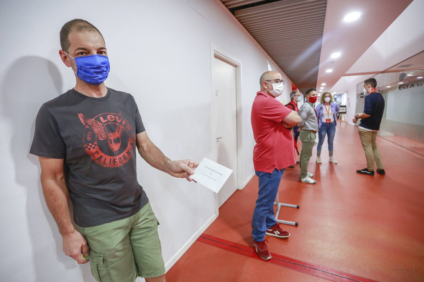 Filas para votar, manteniendo la distancia en el centro cívico Ibaiondo.