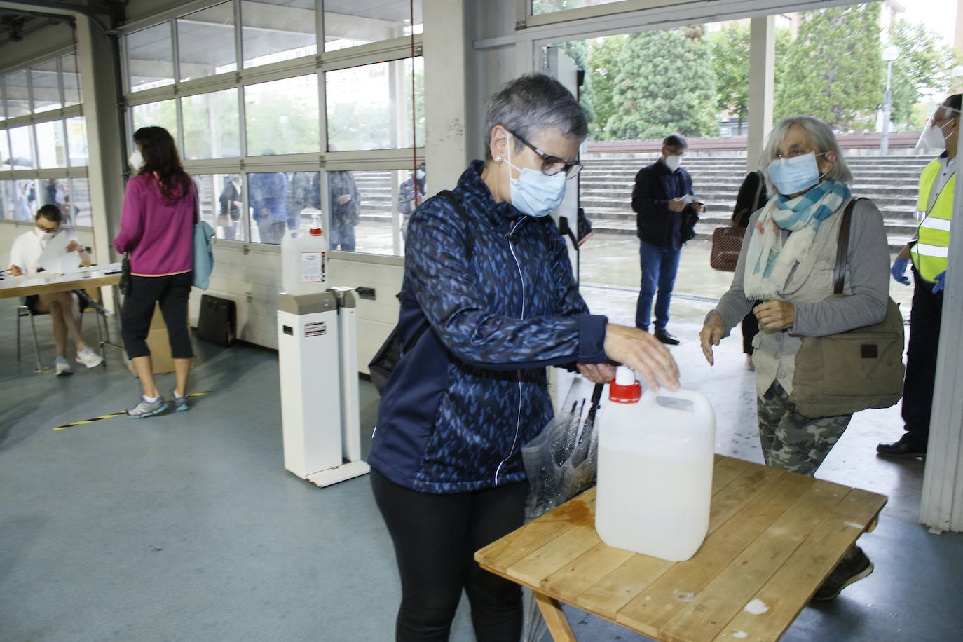 Votaciones en el centro cívico Hegoalde