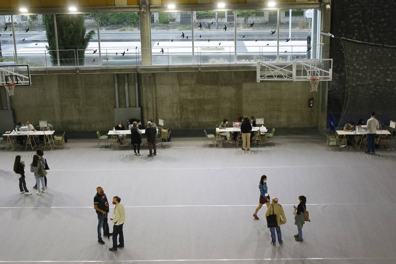 Votaciones en el centro cívico Hegoalde de Vitoria.
