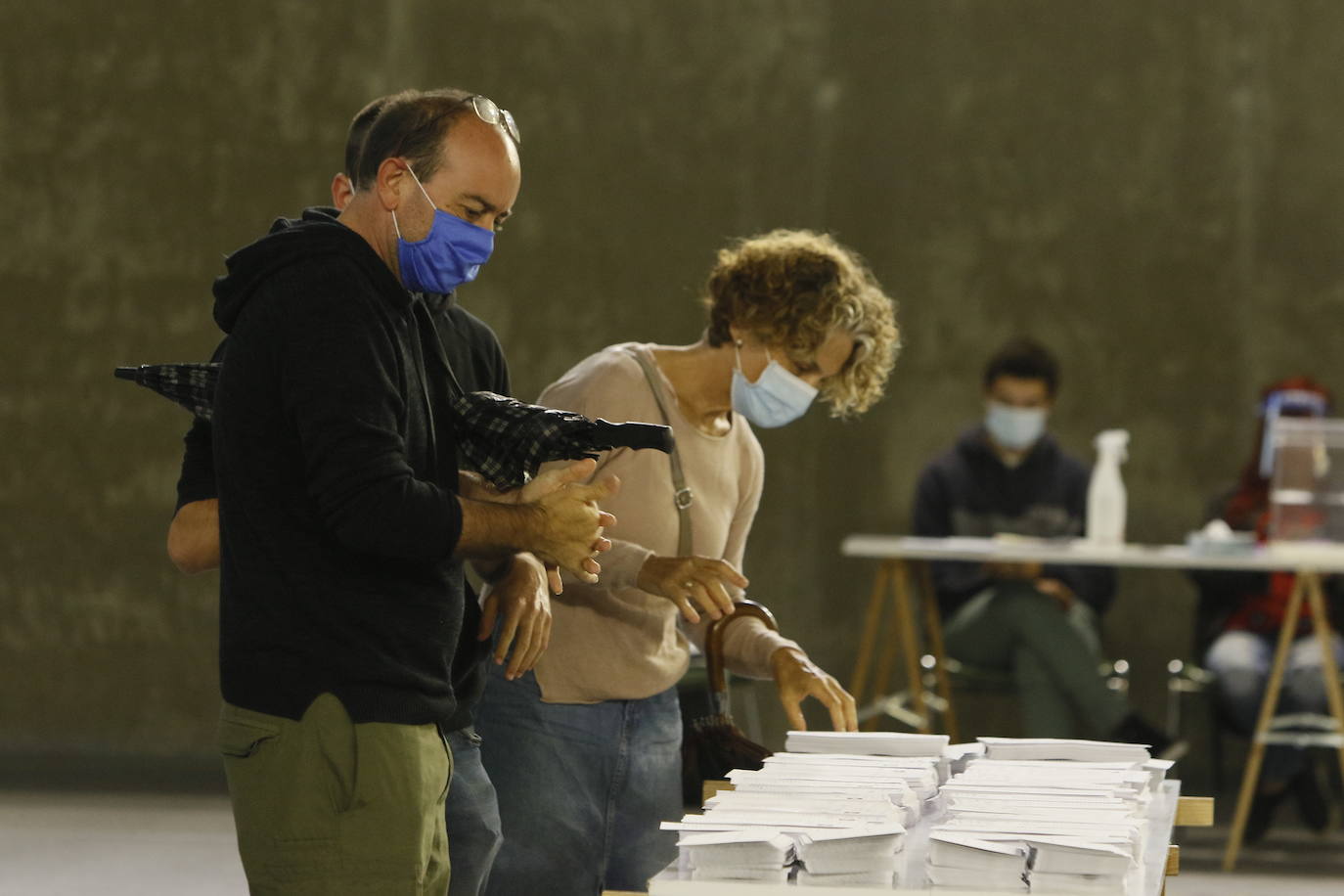 Votaciones en el centro cívico Hegoalde