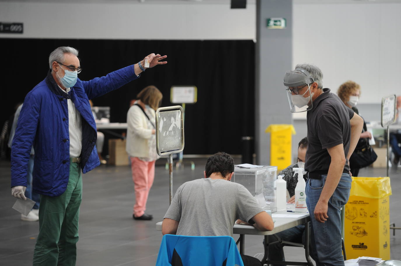 Un votante muestra su documentación a distancia en el colegio electoral de las oficinas de San Martín. 