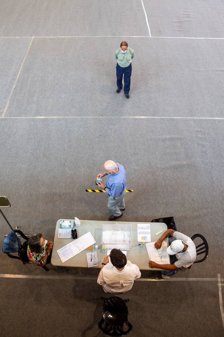 Votaciones en el Iradier Arena, convertido en colegio electoral.