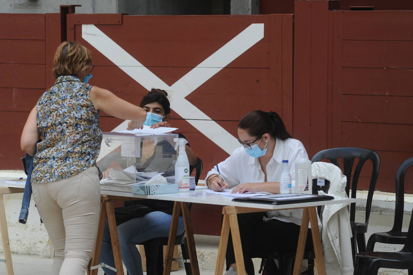 Votaciones en el Iradier Arena, convertido en colegio electoral.