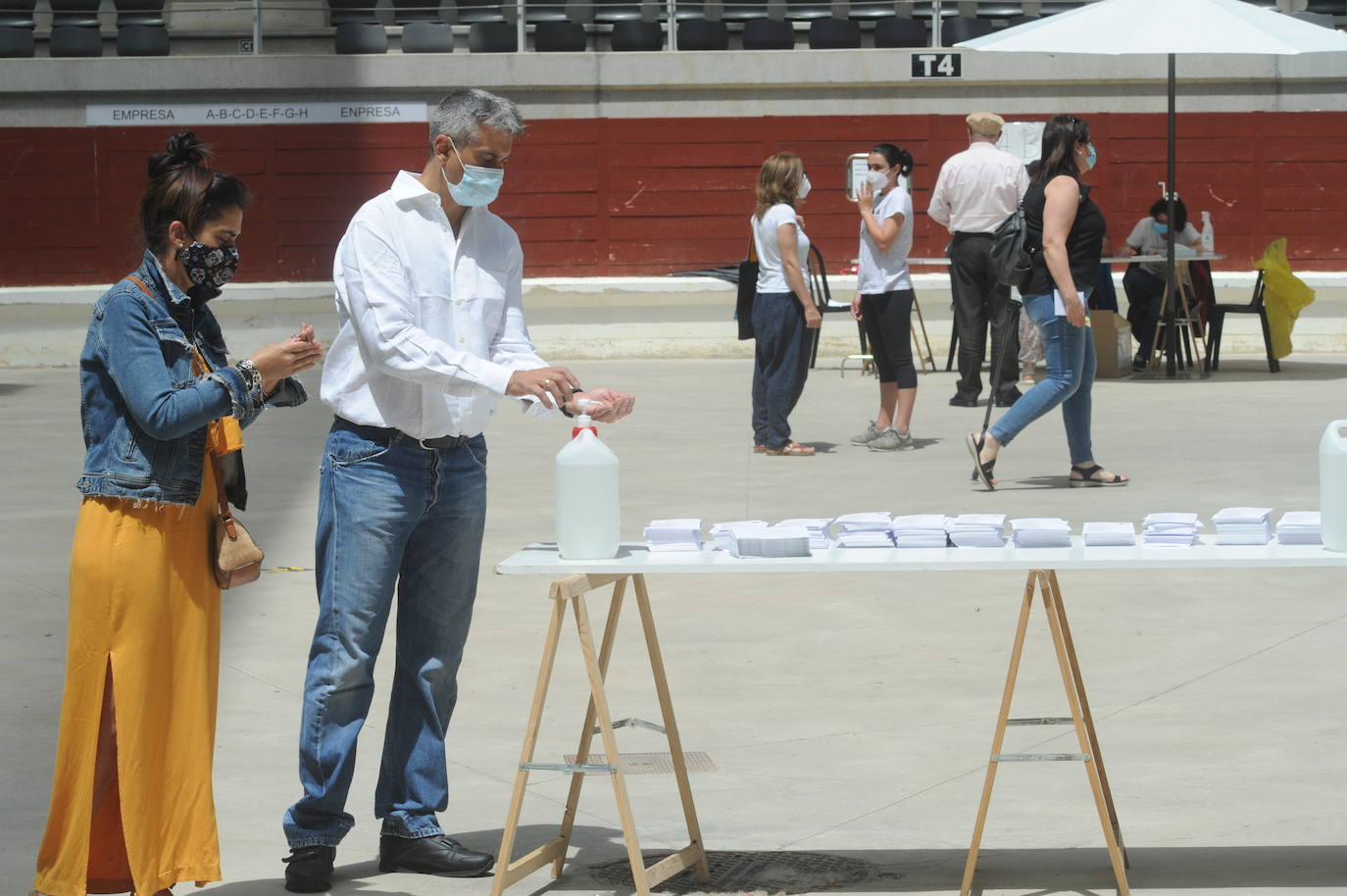 Votaciones en el Iradier Arena, convertido en colegio electoral.