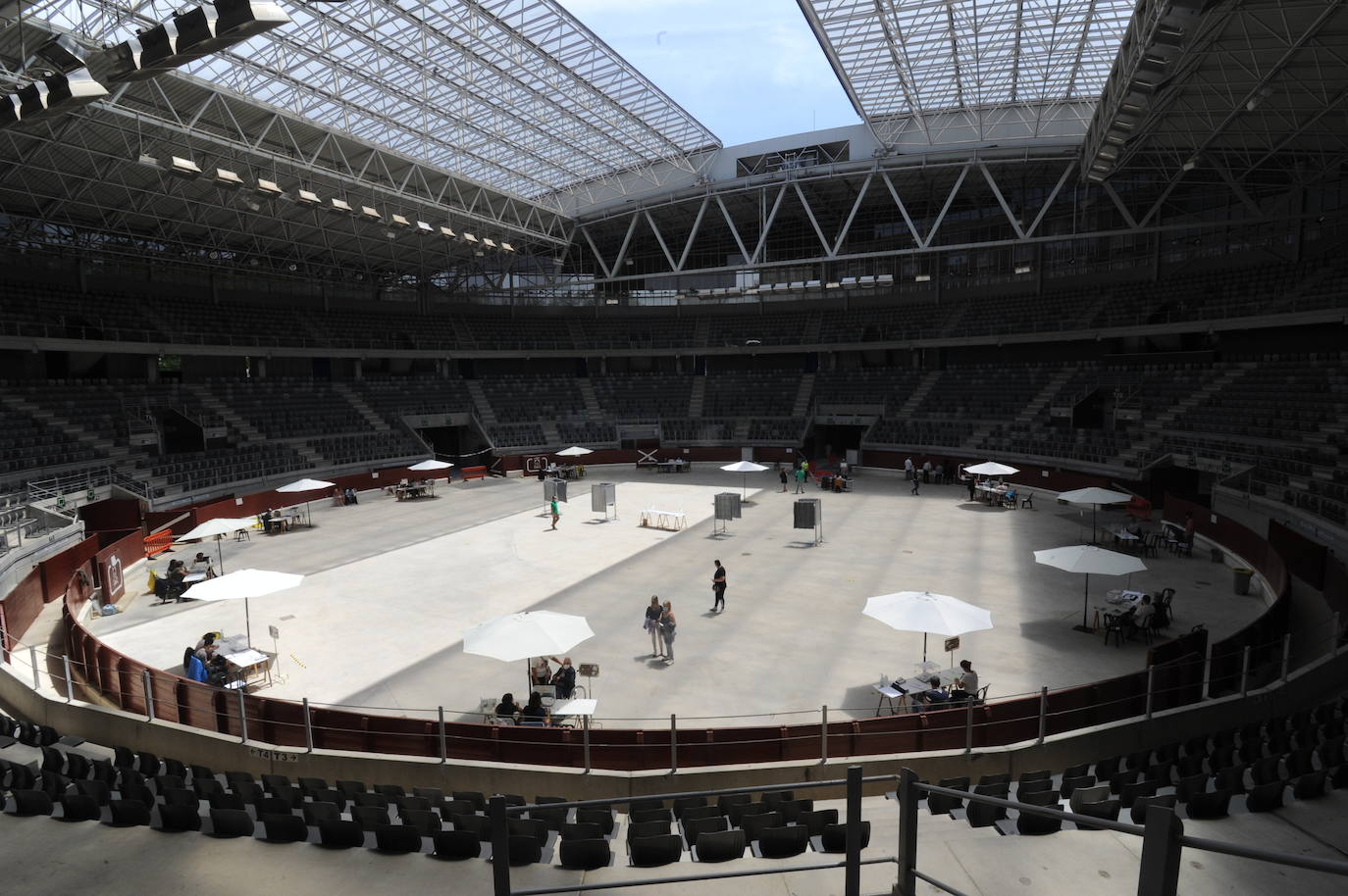 Votaciones en el Iradier Arena, convertido en colegio electoral.