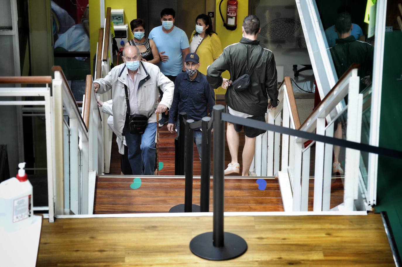 Varios ciudadanos suben y bajan por las escaleras del centro cívico Aldabe, en Vitoria.