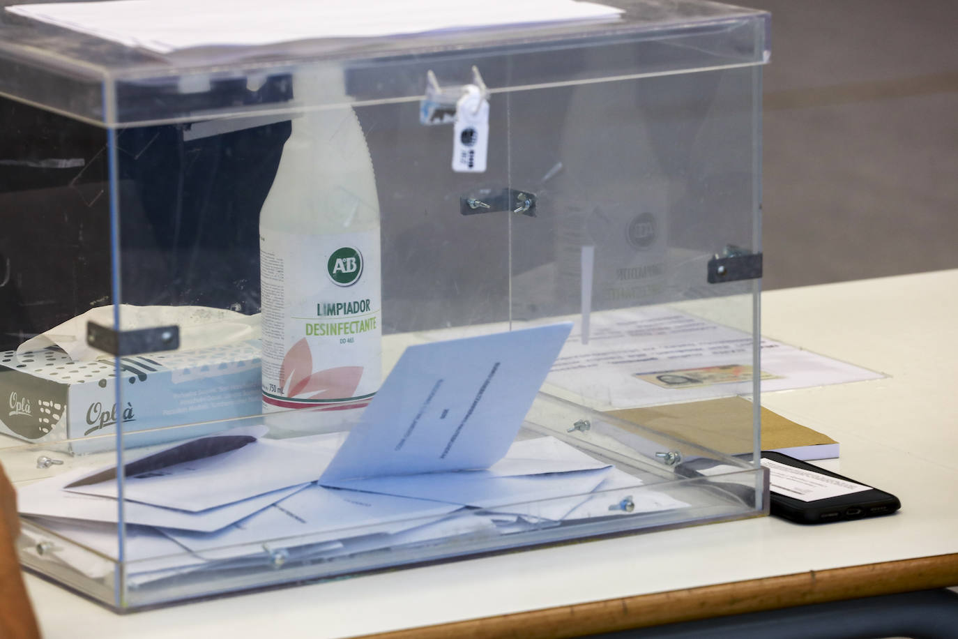 Cerca de las urnas no han faltado ni los geles hidroalcohólicos y desinfectantes ni tampoco los pañuelos de papel.